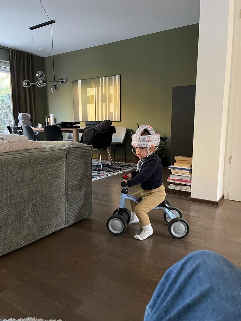 Mit seinem Puky Laufrad ist Johann in der Wohnung unterwegs.