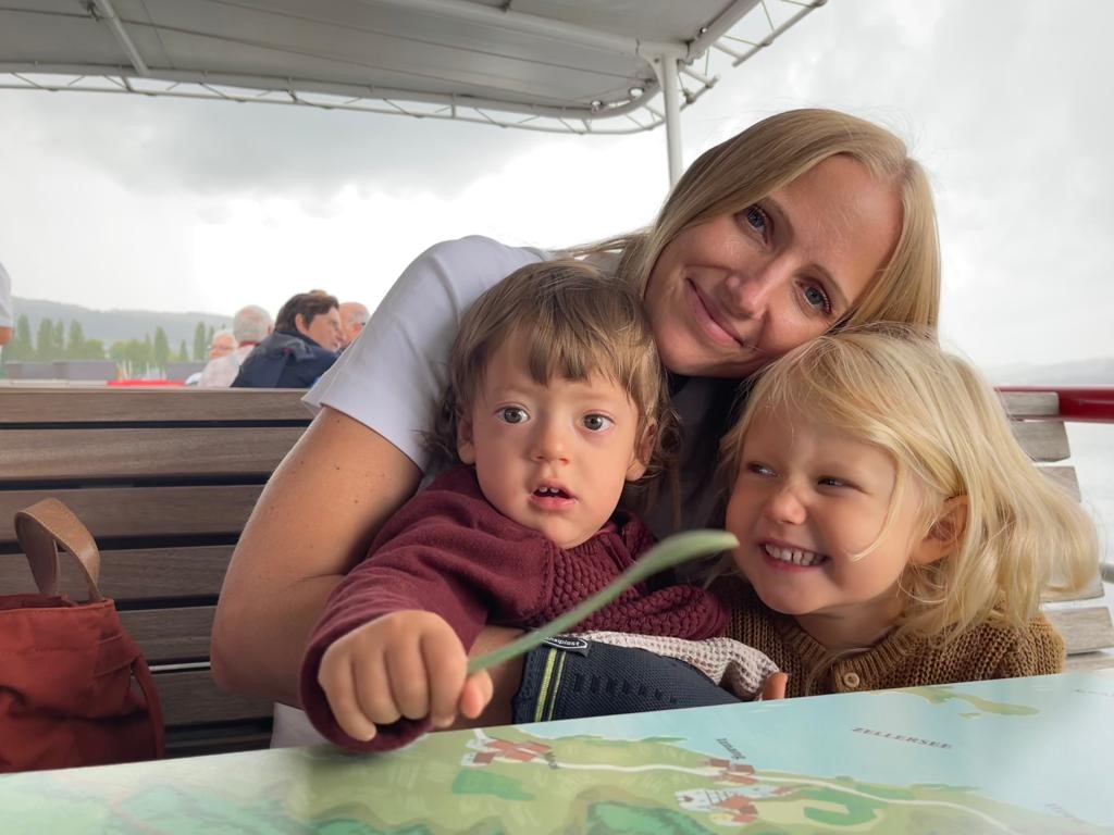 Martina mit ihren beiden Kindern Johann, mit MTM1, und Élise auf der Fähre.
