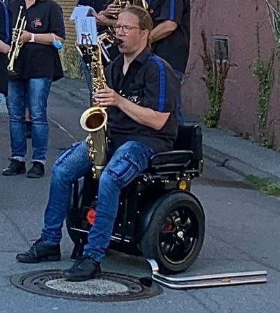 Thomas spielt Saxophon beim Konzert des Musikzug der Feuerwehr Seeheim.