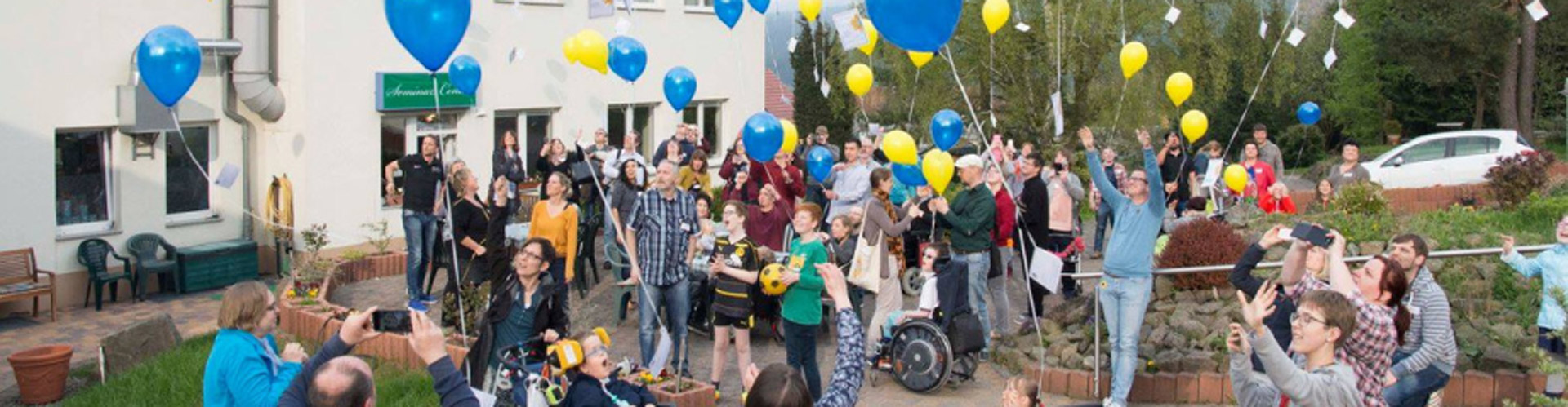 Wir lassen zur Feier des Tages auf der Familienkonferenz Luftballons in den Vereins-Farben steigen